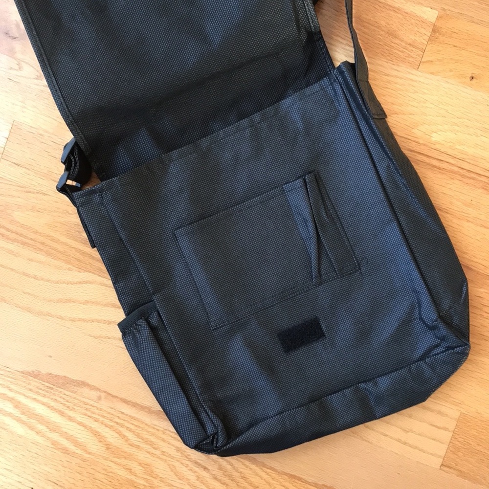 BLACKBERRY adjustable strap bag - Picture 2 of 8